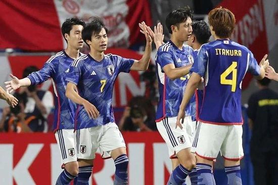 女主从小被啪到大h